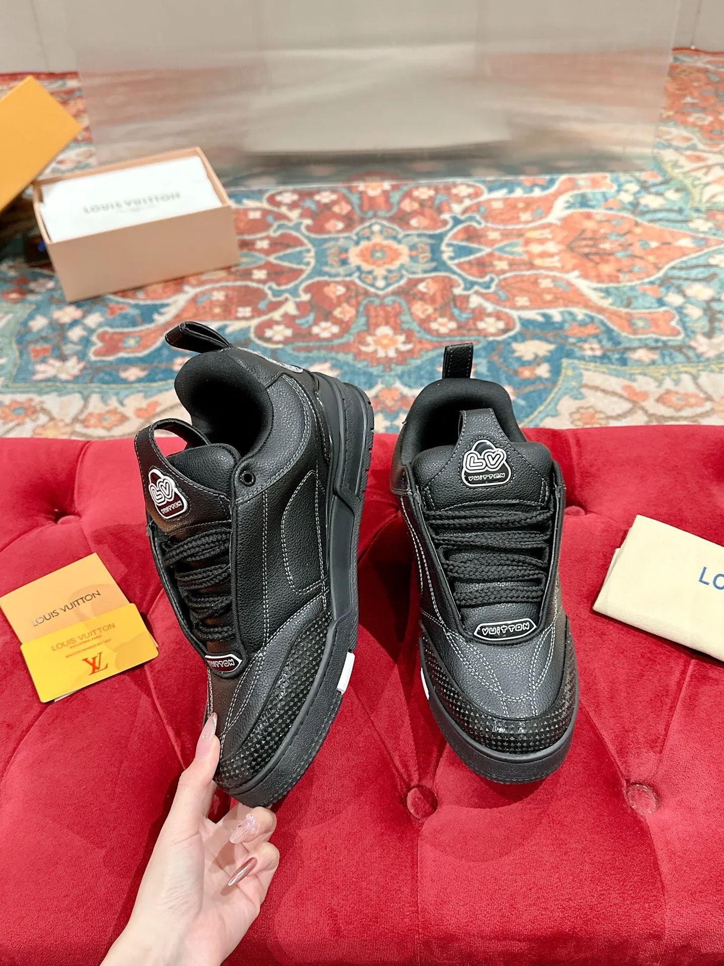 👟👟Ex-factory price 800👟👟 LV donkey brand L SKATE series latest color matching Tariner sneakers four-leaf clover skate shoes couple style retro basketball shoes original purchase development and production This LV Skate sneaker is decorated with colorful details on the grained cow leather shoe body, echoing the leather goods and ready-to-wear series of the season. A gradient Monogram flower blooms on the side of the sneaker. The padded tongue and Mini Monogram fabric-lined collar show the inspiration of skate shoes in the 1990s ▪️Material: original customized first-layer cowhide ▪️Inner lining: imported breathable mesh ▪️Sole: original open-molded non-slip TPU material ▪️Sole thickness: 3.5cm ▪️Size: Female 35-40 Male 39-44 (Female 41, Male 45.46 customized, non-returnable)